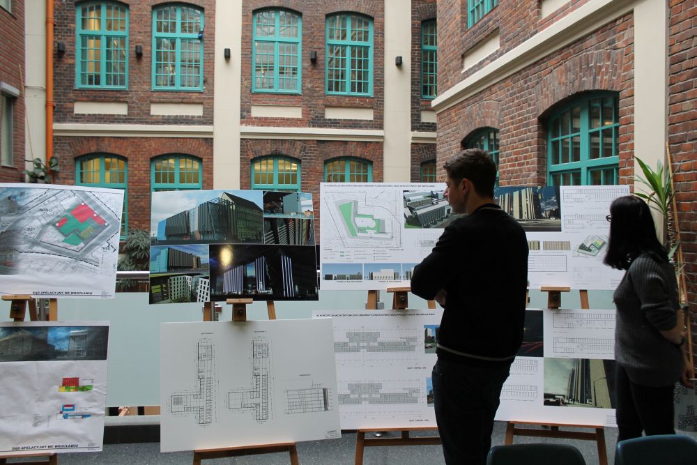 Wystawa prac semestralnych pt. Koncepcja architektoniczno-urbanistyczna budynku Sądu Apelacyjnego we Wrocławiu — zdjęcie 1, Akademia Techniczno-Artystyczna (ATA)